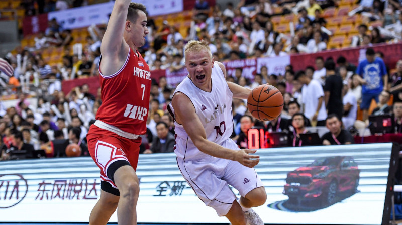 Kristaps Mediss (pa labi) spēlē pret Horvātiju. Foto: zumapress.com/Scanpix