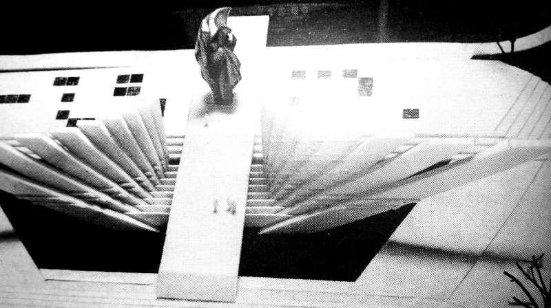 Makets Rīgas Uzvaras monumentam projektu konkursā 1976.gadā. Autors: tēlnieks A.Drīzulis. Projektam tika piešķirta konkursa Otrā prēmija. LMS muzeja arhīva materiāls.