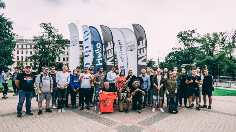 Diennakts basketbola turnīra "Krastu mačs" atklāšana. Organizatoru foto