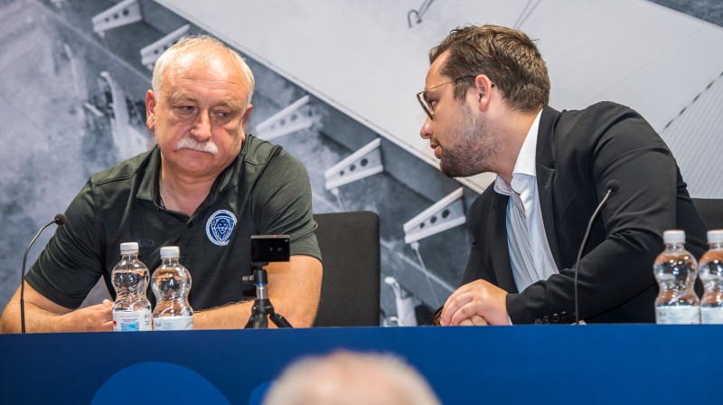 Mihails Koņevs un Krišs Upenieks. Foto: Zigismunds Zālmanis, rigafc.lv