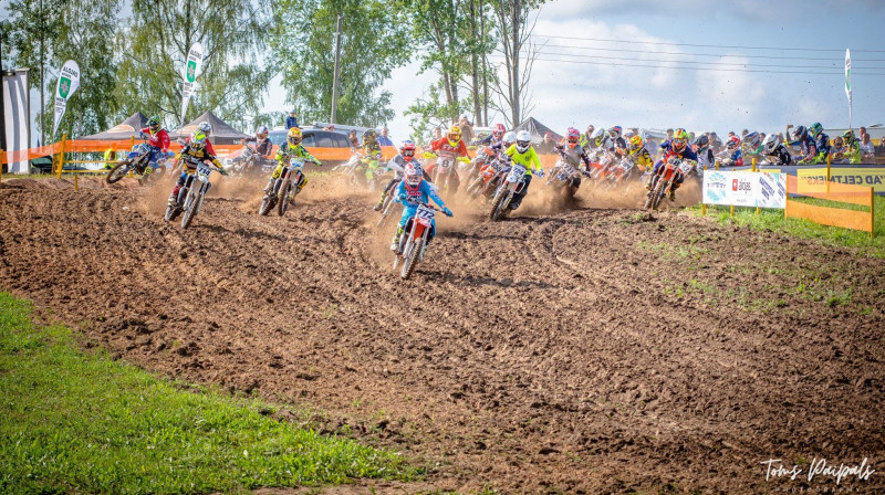 Alojā tika aizvadītas cīņas dažādās motokrosa klasēs. Foto: Toms Paipals Photography