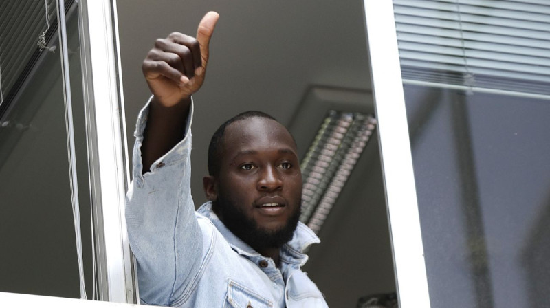 Romelu Lukaku pa logu no Itālijas olimpiskās komitejas mājas loga sveicina "Inter" līdzjutējus. Foto: Zumapress.com / Scanpix