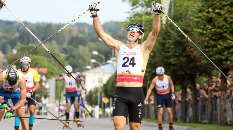 Raimo Vīgants priecājas pēc finiša. Foto: Agris Veckalniņš
