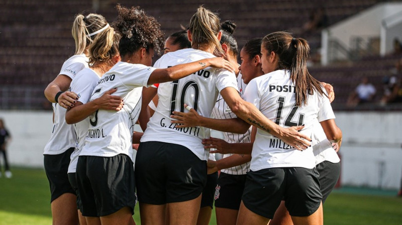 "Corinthians" futbolistes. Foto no komandas Facebook profila