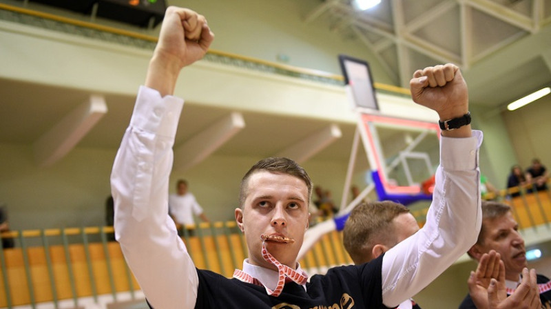 Mārtiņš Gulbis 2017. gada 22. maijā, izcīnot Latvijas bronzu ar "Barona kvartālu" un Matīsu Rožlapu. Foto: Romāns Kokšarovs, f64