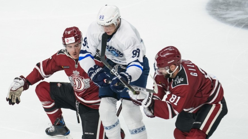 Eduards Jansons (no kreisās) un Koltons Gilīss cīņā ar pretspēlētāju. Foto: Romāns Kokšarovs/f64