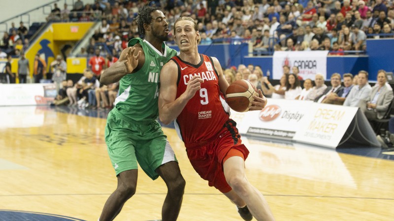 Al-Farūks Aminu pret Kelliju Oliniku. Foto: AP/Scanpix