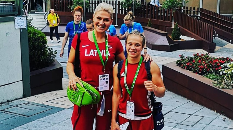 Trenere Linda Ābele un boksere Amanda Millere. Foto: facebook.com/merkurssat