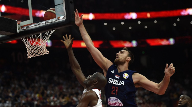Nikola Milutinovs spēlē pret Angolu. Foto: AFP/Scanpix