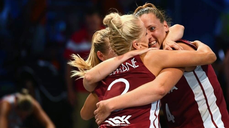 Latvijas basketbolistes priecājas pēc Eiropas bronzas medaļu izcīnīšanas. Foto: FIBA