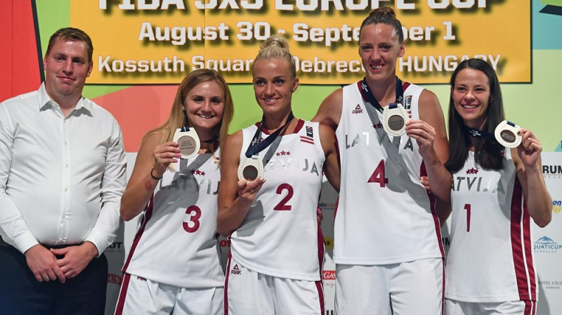 Baiba Eglīte (no labās), Ieva Kūlīte, Kristīna Petermane un Liene Stalidzāne Eiropas kausa apbalvošanas ceremonijā. Foto: FIBA