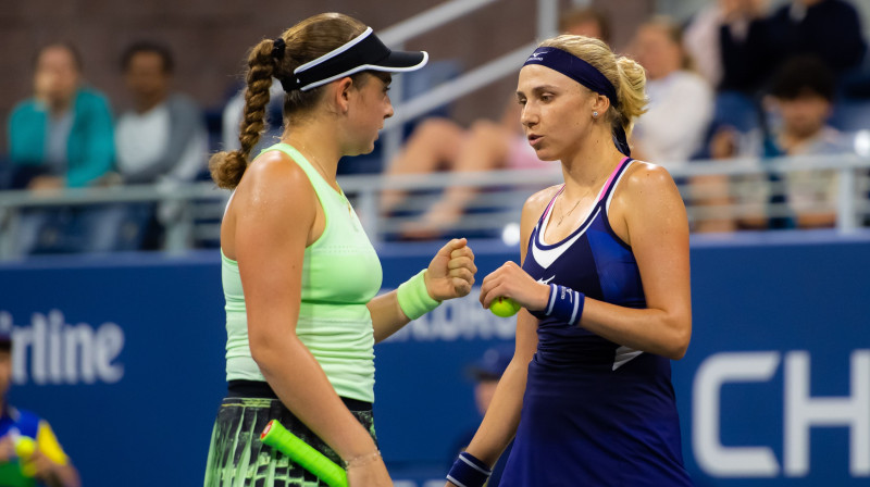 Aļona Ostapenko un Ludmila Kičenoka. Foto: Zuma Press/Scanpix