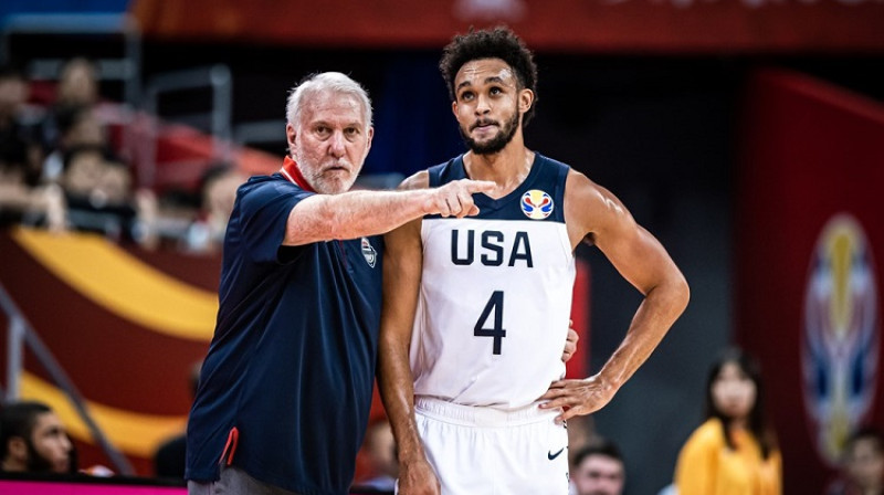 Gregs Popovičs un Deriks Vaits 2019. gada 5. septembrī Šanhajā. Foto: FIBA