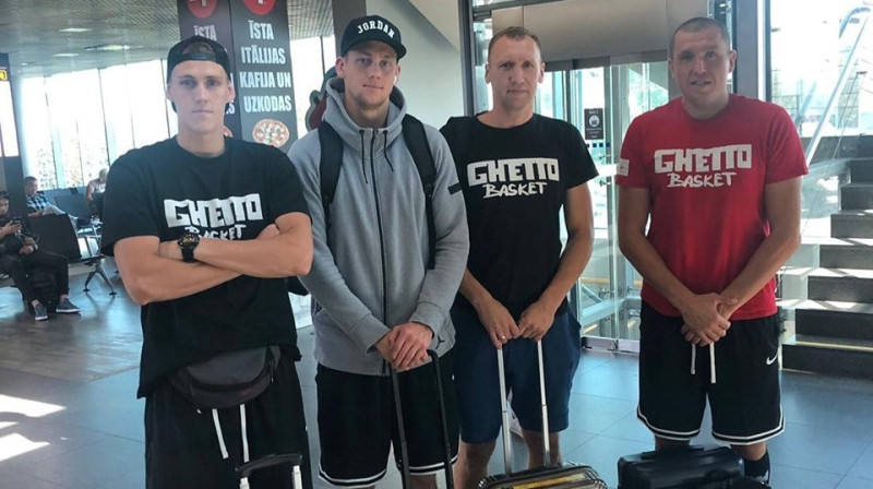 Nauris Miezis (no kreisās), Kārlis Pauls Lasmanis, Artūrs Strēlnieks un Edgars Krūmiņš pirms došanās uz Filipīnām. Foto: Ghetto Basket