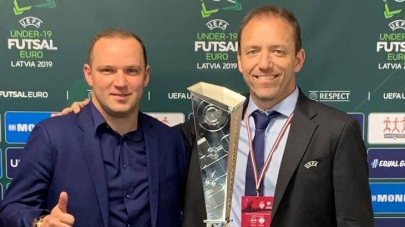 Vadims Ļašenko un UEFA atbildīgais par telpu futbolu Lorēns Morels. Foto: Latvijas Telpu futbola asociācija