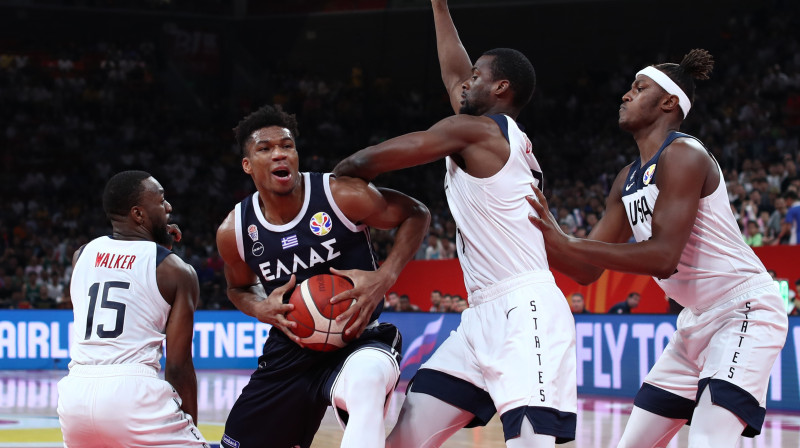 ASV basketbolisti cenšas apturēt Janni Adetokunbo. Foto: Reuters/Scanpix