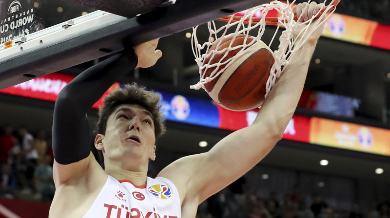 Džedi Osmans triec bumbu grozā. Foto: Ng Han Guan/AP/Scanpix