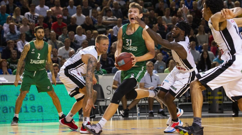 Aigars Šķēle cenšas apturēt pretinieku spēlē ar "Žalgiri". Foto: zalgiris.lt