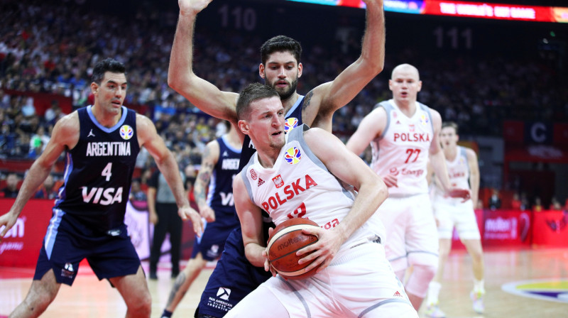 Adams Vačiņskis cenšas uzlauzt Argentīnas izlases aizsardzību. Foto: Reuters/Scanpix