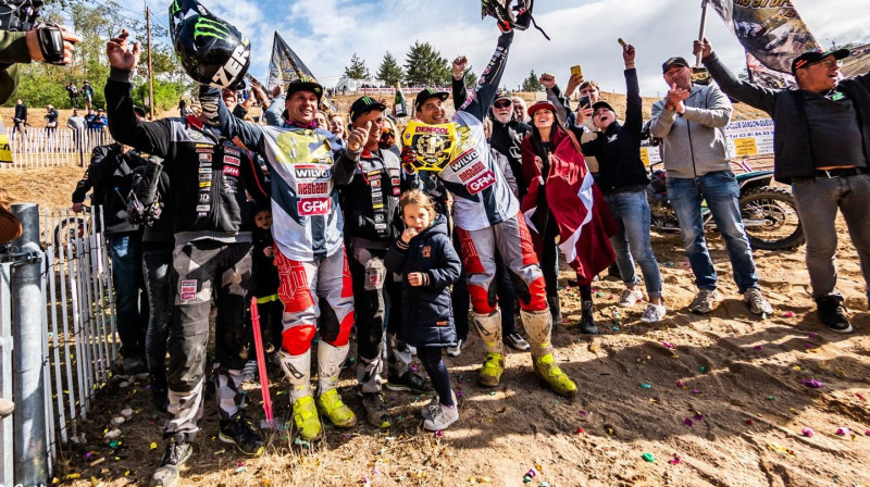 Baks un Stupelis līksmo. Foto: https://www.facebook.com/fimsidecarcross