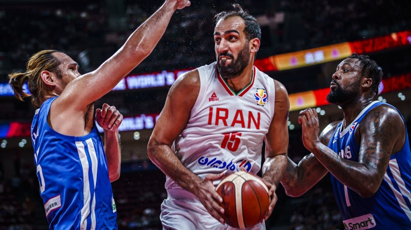 Irānas izlases līderis Hameds Hadadi uzbrukumā Filipīnu grozam. Foto: FIBA