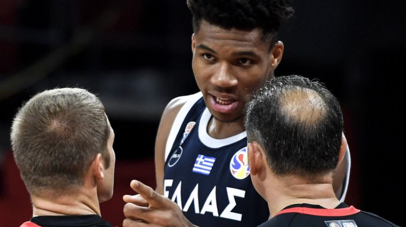 Jannis Adetokunbo pārrunās ar tiesnešiem. Foto: Zumapress.com