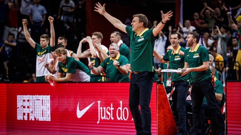 Daiņus Adomaitis spēlē pret Franciju. Foto: FIBA