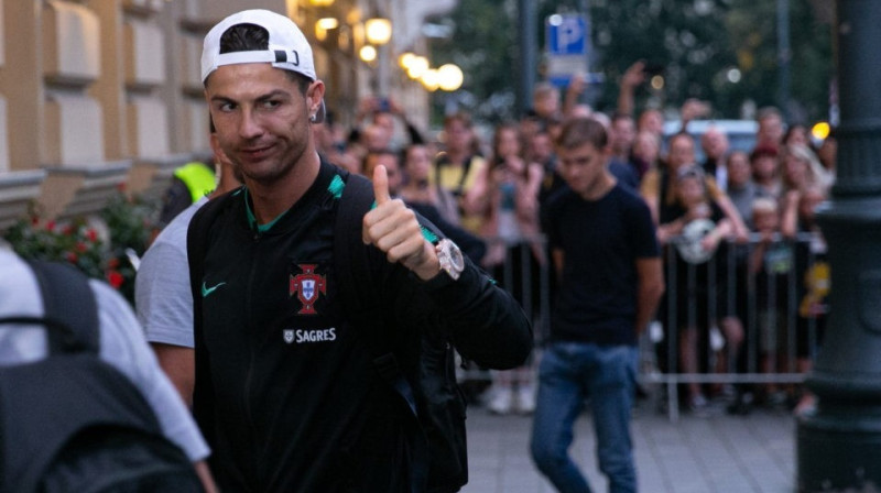 Līdzjutēji sagaida Krištianu Ronaldu pie viesnīcas Lietuvā. Foto: Josvydas Elinskas (BNS)
