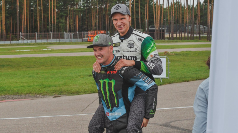 Pasaules čempionāta līderis Andrēass Bakerūds nes pičpaunā Jāni Baumani. Foto: LatviaRX