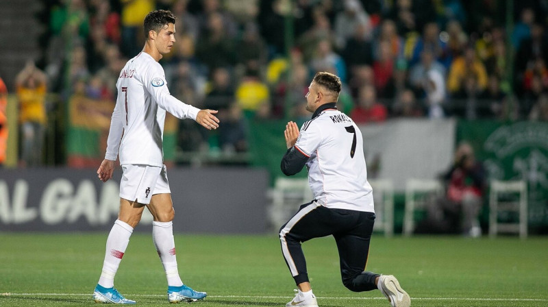 Ronaldu ar savu lietuviešu fanu. Foto: LRT