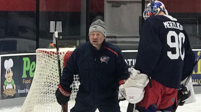 Elvis Merzļikins un vārtsargu treneris Menijs Legass. Foto: theathletic.com