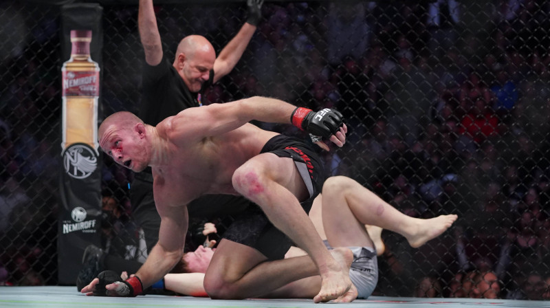 Miša Cirkunovs veiksmīgi pielietoja retu žņaugšanas paņēmienu. Foto: USA Today Sports/Scanpix
