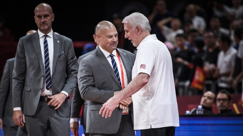 Gregs Popovičs un Polijas valstsvienības galvenais treneris Maiks Teilors. Foto: FIBA