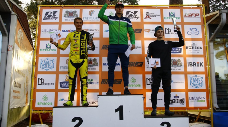 Gabriels Pabijanskas (pa vidu) triumfē SMScredit.lv BMX čempionāta kopvērtējumā
Foto: Sanda Tūtere