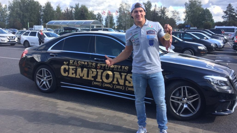 Kaspars Stupelis pēc sagaidīšanas ceremonijas Rīgas lidostā