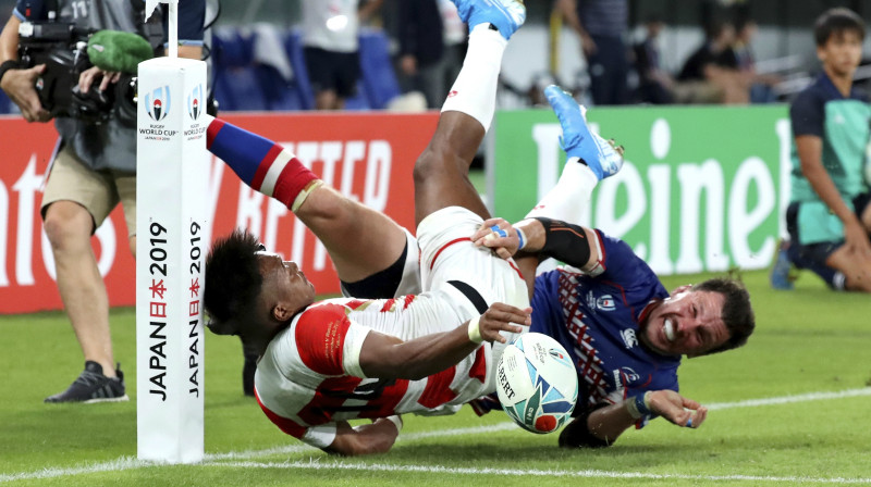 V.Artemjevs (tumšajā formā) apturot K.Matsušimu pirms ieskaites zonas
Foto: AP/Scanpix