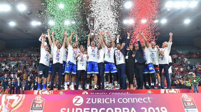 Sasāri "Dinamo" ar iegūto trofeju. Foto: dinamobasket.com