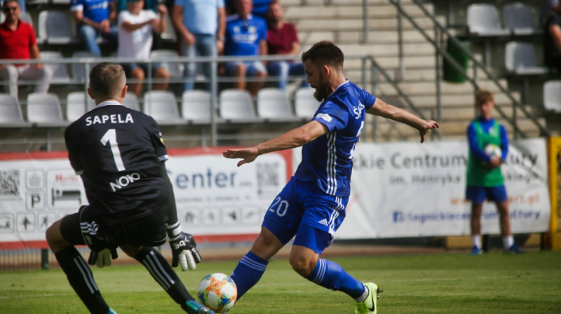 Valērijs Šabala ar bumbu. Foto: miedzlegnica.eu
