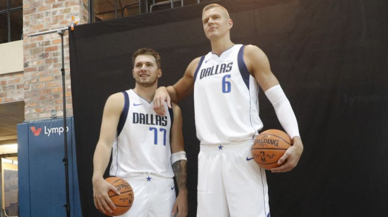 Luka Dončičs un Kristaps Porziņģis. Foto: AP/Scanpix