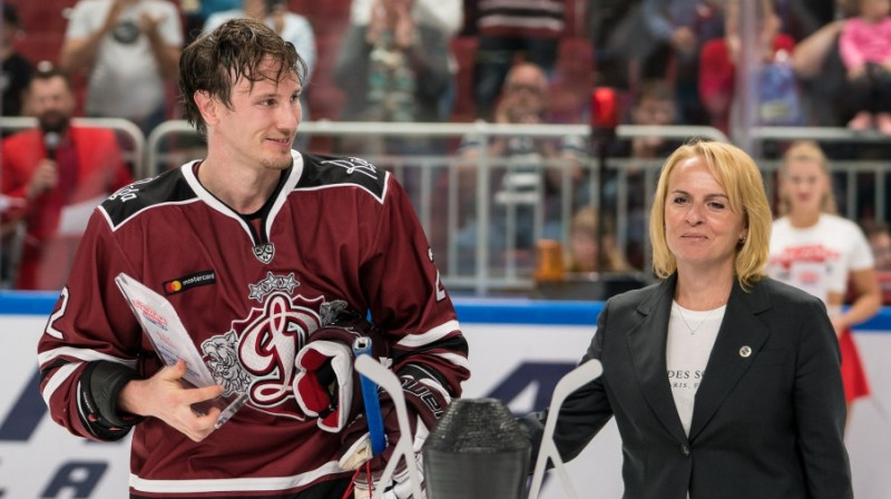 Kristofers Berjlunds, saņemot Latvijas Dzelzceļa kausa turnīra labākā aizsarga balvu. Foto: Raimonds Volonts/dinamoriga.lv