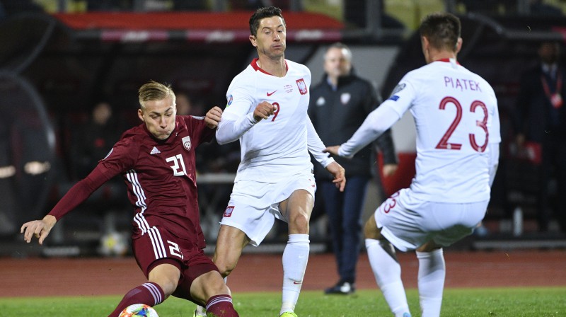 Kristers Tobers pret Robertu Levandovski un Kšištofu Pjonteku. Foto: Romāns Kokšarovs/f64