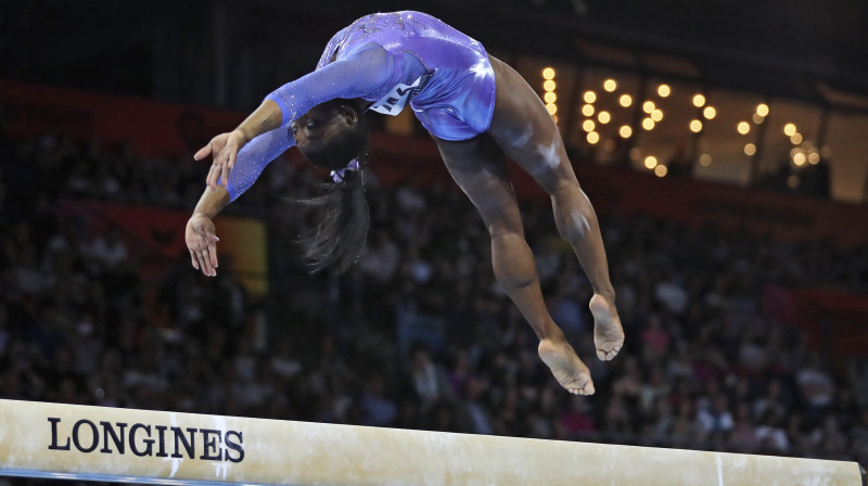 Simona Bailza pasaules čempionātā aizvada vingrojumu uz baļķa. Foto: EPA/Scanpix