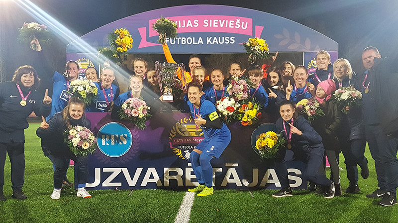 Kausa ieguvējas "Rīgas Futbola skola".