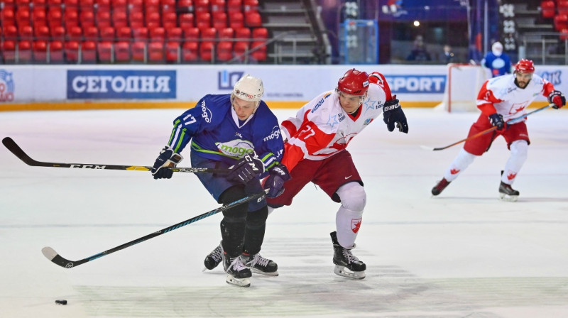 Elviss Želubovskis (Nr. 17) dodoties uz serbu vārtiem. Foto: hcdonbass.com