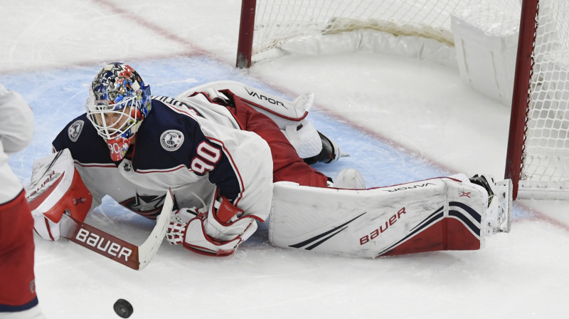 Elvis Merzļikins atvaira metienu spēlē pret Čikāgas "Blackhawks". Foto: AP/Scanpix