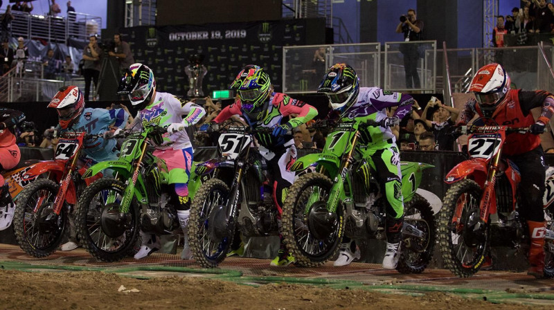 Sacensību starts. Foto: Monster Energy