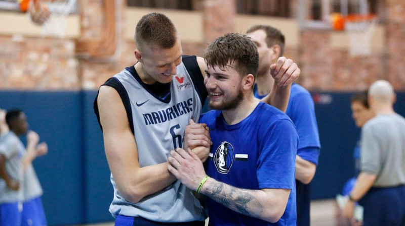 Kristaps Porziņģis un Luka Dončičs. Foto: dallasnews.com