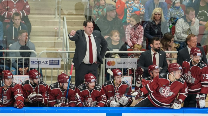 Ģirts Ankipāns (centrā) uz Rīgas ''Dinamo'' komandtiltiņa. Foto: Raimonds Volonts/dinamoriga.lv