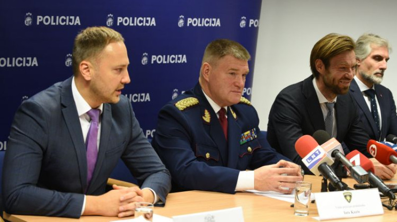 Sandis Ģirģens (pa kreisi) nesenajā preses konferencē ar nu jau bijušo LFF prezidentu Kasparu Gorkšu. Foto: Romāns Kokšarovs/F64
