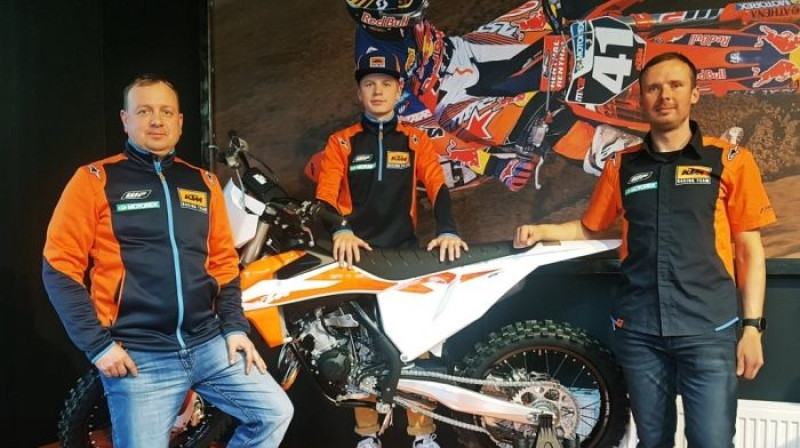 Kārlis Reišulis (centrā). Foto: KTM Latvia